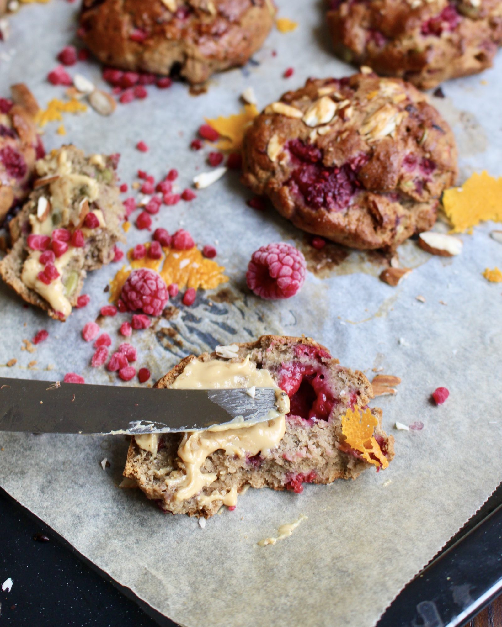 Hallonscones med mandel och smak av apelsin